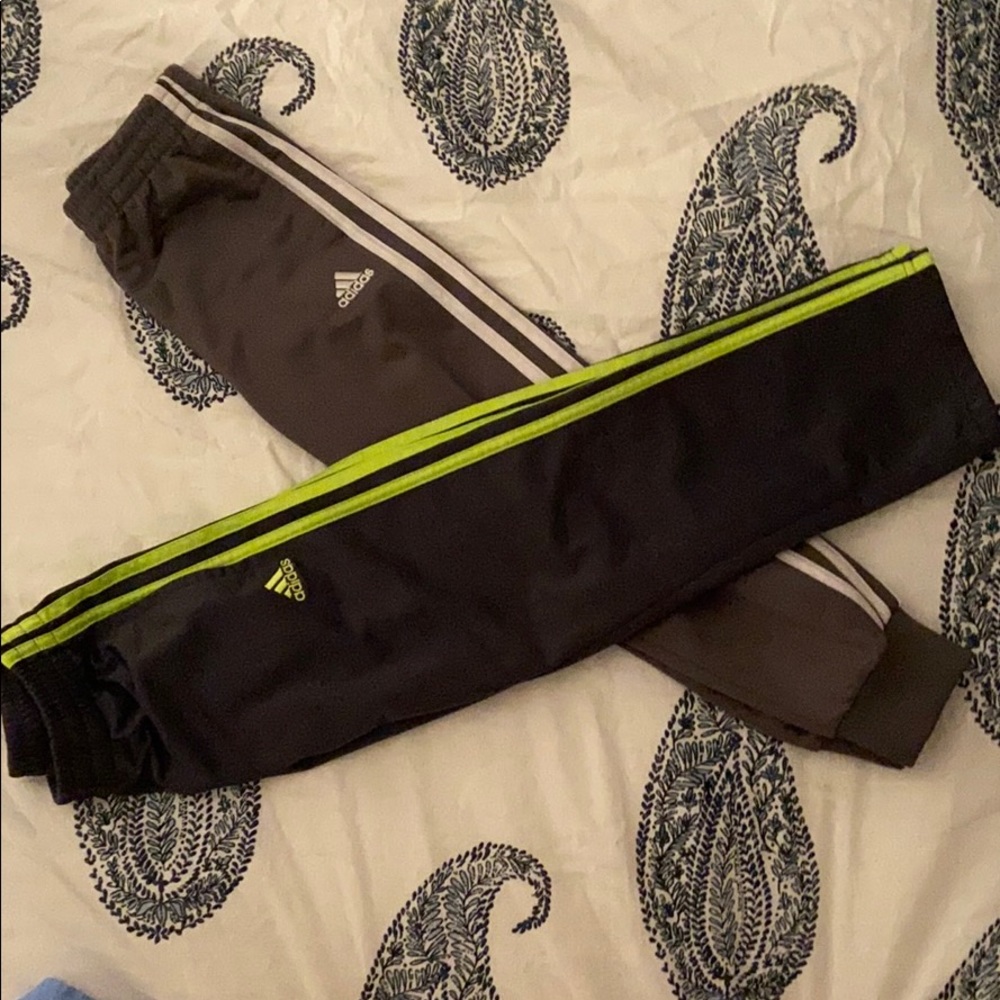 1 Dark gray,green stripes ,2 gray, white stripes